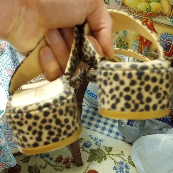 Stuart Weitzman Brown and Black Sandals - Picture 17 of 17